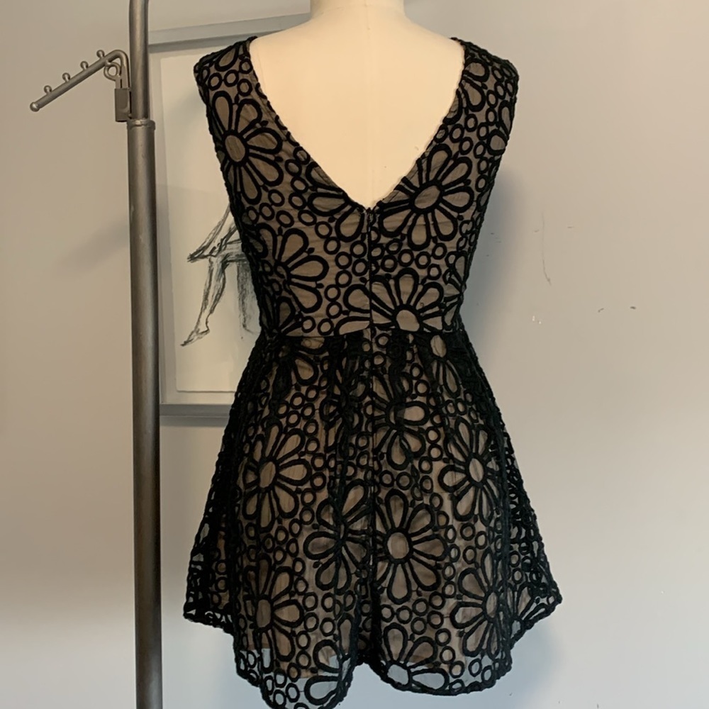 Black and Red Floral Lace Short Dress - Picture 5 of 8